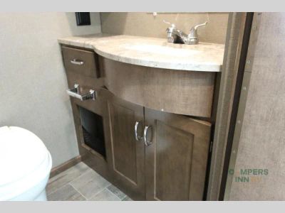 2019 Winnebago Outlook — photo 31 view