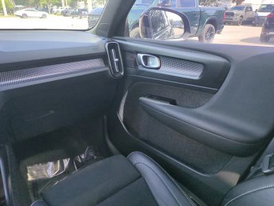 2022 Volvo XC40 — photo 18 view