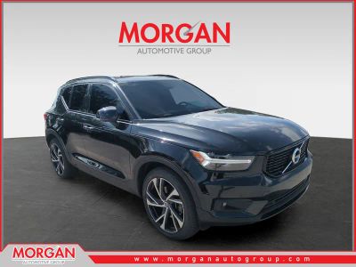 2022 Volvo XC40 R-Design in Black — front three-quarter view