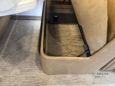 2025 Dynamax DynaQuest XL — photo 40 view