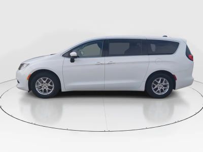 2023 Chrysler Voyager - Photo 4