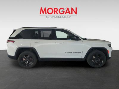 2023 Jeep Grand Cherokee — interior view
