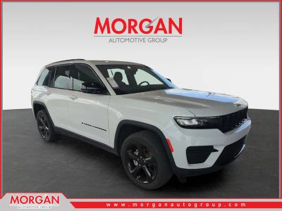 2023 Jeep Grand Cherokee Altitude in Bright White Clearcoat — front three-quarter view