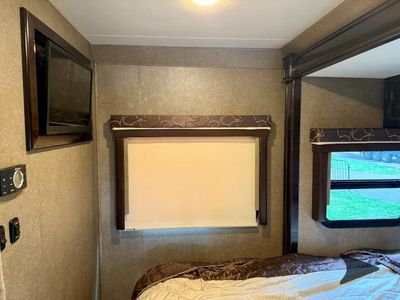 2017 Thor Motor Coach Synergy - Photo 36