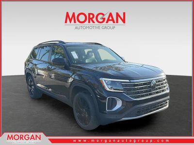 2026 Volkswagen Atlas 2.0T SE w/Technology in Black — front three-quarter view