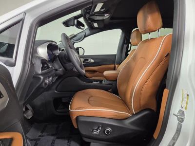 2026 Chrysler Pacifica — photo 10 view