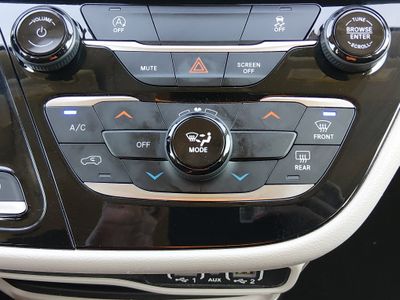 2023 Chrysler Voyager - Photo 13