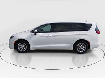 2023 Chrysler Voyager - Photo 4