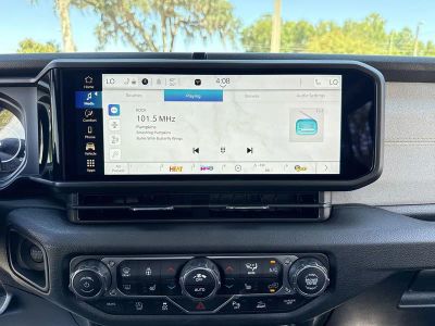 2025 Jeep Wrangler — photo 22 view