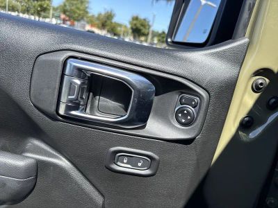 2025 Jeep Wrangler — photo 13 view