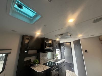 2023 Coachmen Freedom Express Ultra-Lite — photo 7 view