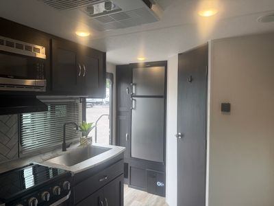 2023 Coachmen Freedom Express Ultra-Lite — photo 8 view