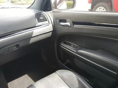 2021 Chrysler 300 — photo 18 view