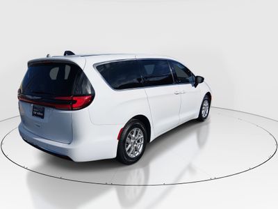 2024 Chrysler Pacifica — photo 7 view