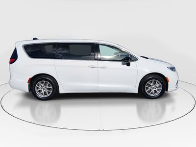 2024 Chrysler Pacifica — photo 8 view