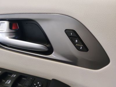 2024 Chrysler Pacifica — photo 12 view