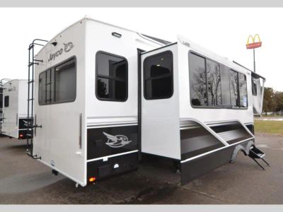 2026 Winnebago Thrive - Photo 3
