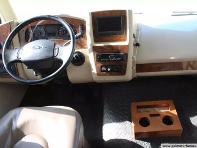 2013 Coachmen 32BH — photo 8 view