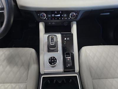 2024 Mitsubishi Outlander Plug-In Hybrid - Photo 6
