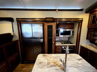 2017 Keystone Montana — photo 9 view