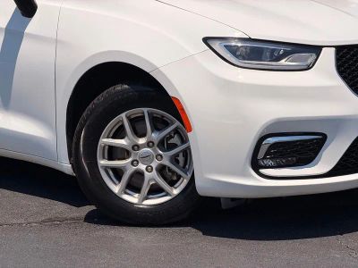 2024 Chrysler Pacifica — detail view