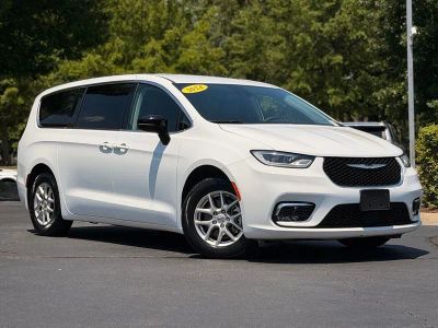 2024 Chrysler Pacifica — side profile view
