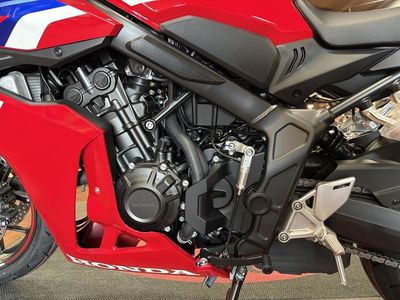 2025 Honda CBR650R E-Clutch - Photo 12