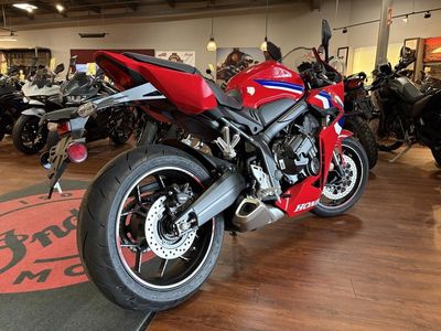 2025 Honda CBR650R E-Clutch - Photo 4