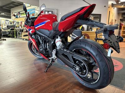 2025 Honda CBR650R E-Clutch - Photo 3