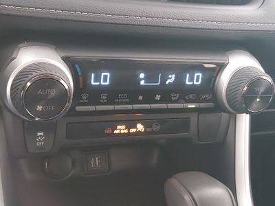 2025 Toyota RAV4 - Photo 18