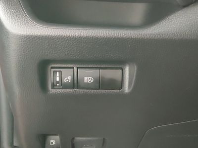 2025 Toyota RAV4 - Photo 13