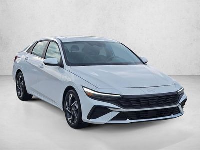 2025 Hyundai Elantra - Photo 3