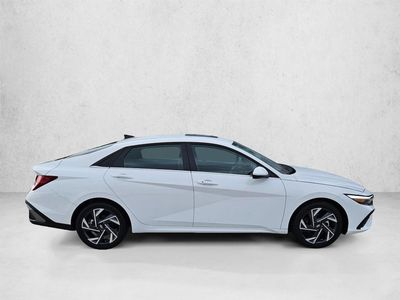 2025 Hyundai Elantra - Photo 4