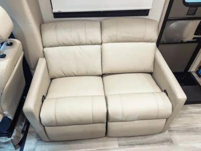 2027 Thor Motor Coach DELANO — photo 10 view