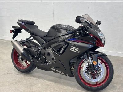 2026 Suzuki GSX-R600 in BLACK — front three-quarter view