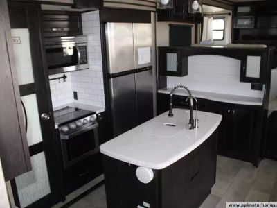 2019 Grand Design 376TH — photo 16 view