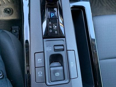 2025 Toyota Prius LE - Photo 24