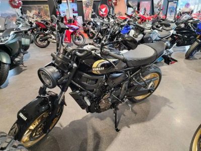 2025 Yamaha XSR700 — front three-quarter view
