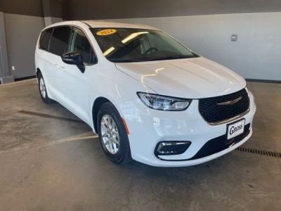 2024 Chrysler Pacifica — side profile view