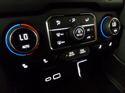 2024 Chevrolet Suburban - Photo 19