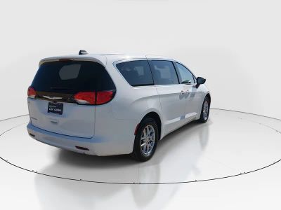 2024 Chrysler Voyager - Photo 7