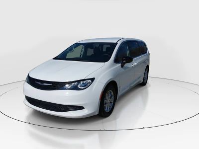 2024 Chrysler Voyager - Photo 3