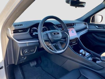 2025 Jeep Grand Cherokee — photo 9 view