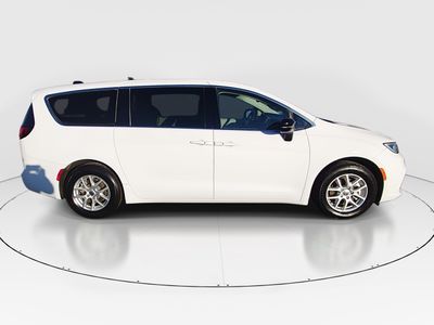 2024 Chrysler Pacifica — photo 8 view