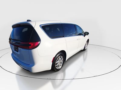 2024 Chrysler Pacifica — photo 7 view