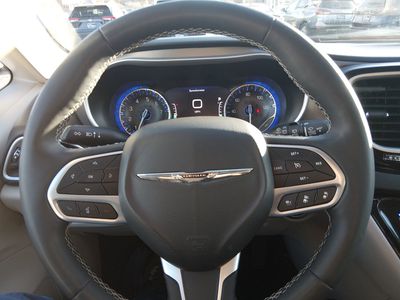 2024 Chrysler Pacifica — photo 12 view