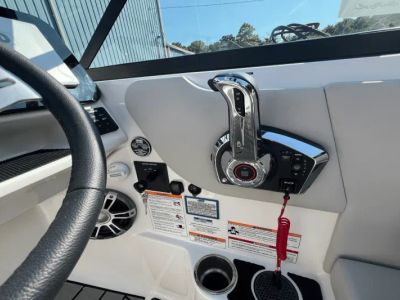 2025 Sea Ray SDX 270 - Photo 16