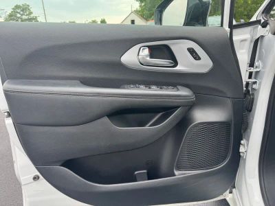 2025 Chrysler Pacifica — side profile view