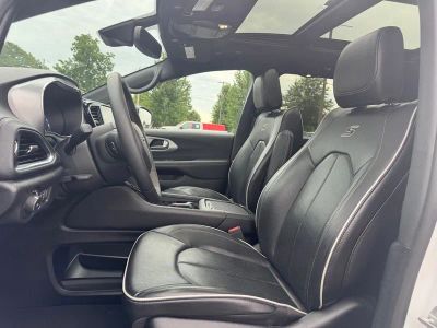 2025 Chrysler Pacifica — detail view