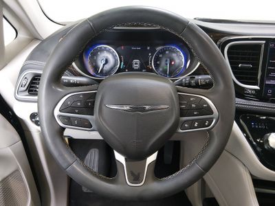 2023 Chrysler Pacifica — photo 12 view